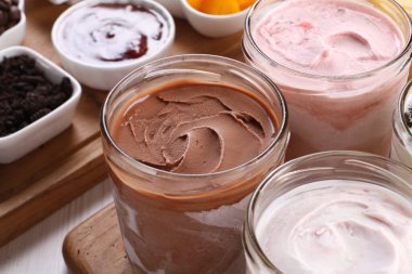 Çikolata ve çilekli yoğurt