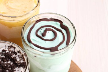 Bardakta çikolatalı mus.