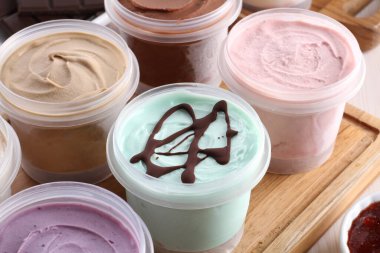 farklı türde yoğurt.