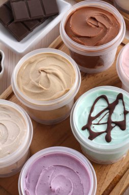 Plastik kaplarda çeşitli dondurma türleri