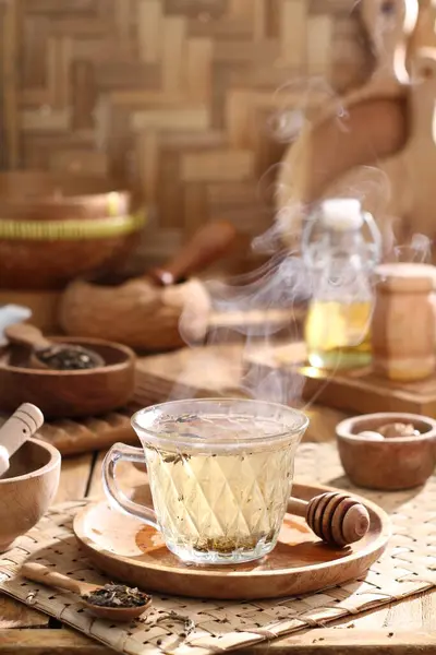 Arka Planda Bal Olan Çay Fincanı — Stok fotoğraf