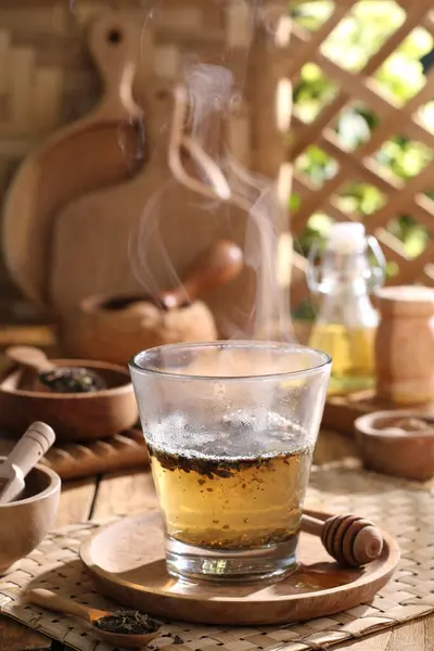 Forró Tea Régi Asztalon — Stock Fotó