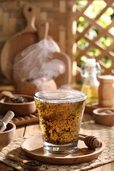 木制底座玻璃杯中的茶 — 图库照片