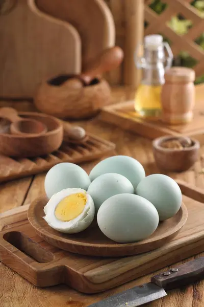 Kesme Tahtasında Çiğ Yumurta — Stok fotoğraf