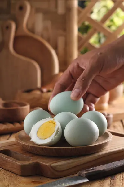 Kadın Kahvaltıya Yumurta Hazırlıyor — Stok fotoğraf