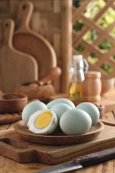 Ahşap Arka Planda Taze Çiğ Yumurta — Stok fotoğraf