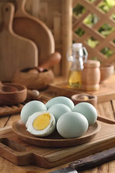 Ahşap Masada Haşlanmış Yumurta — Stok fotoğraf
