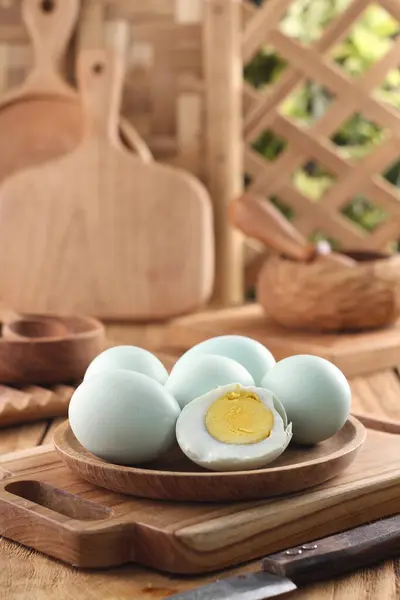 Ahşap Bir Masada Çiğ Organik Yumurtalar — Stok fotoğraf