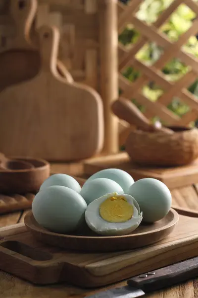 Ahşap Arka Plan Üzerinde Taze Yumurta — Stok fotoğraf