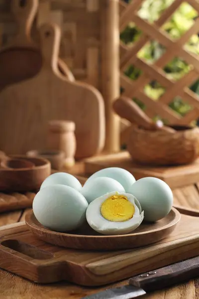 Tahtada Yeşil Yapraklı Haşlanmış Yumurta — Stok fotoğraf