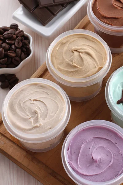 Beyaz ahşap arka planda farklı çikolatalı dondurma seti..