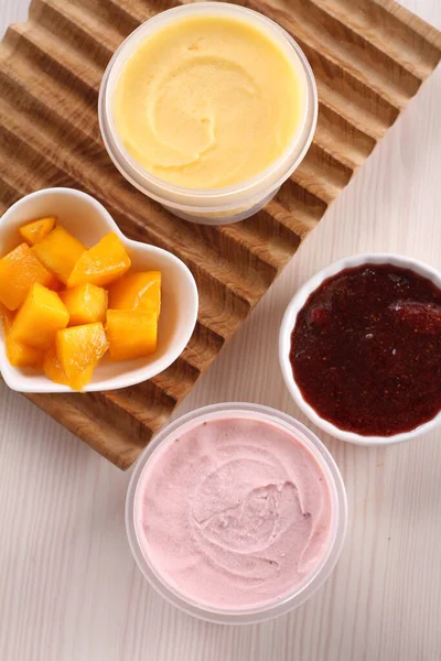 farklı türde yoğurt.