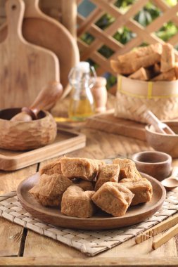 Ev yapımı kremalı ve fındıklı çikolata.