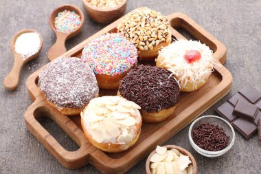 Çikolata kaplı çeşitli çörekler, şeker ve serpiştirilmiş çörekler..