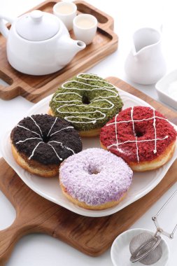 Kremalı çikolatalı donutlar.