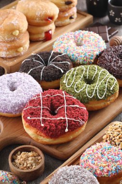 Tahta masadaki donut ve donutların farklı türleri.