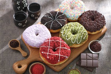 Tahta bir masada çörekler ve çörekler