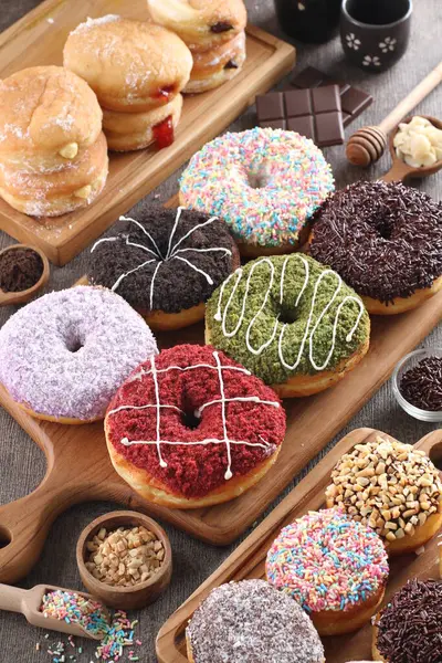 Verschiedene Donuts Und Donuts — Stockfoto