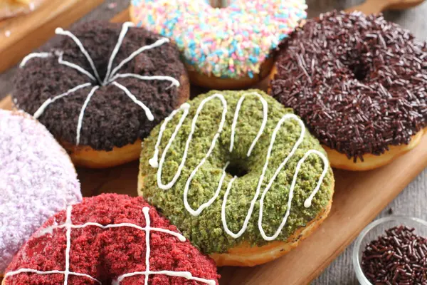 Deliciosos Donuts Con Glaseado Mesa — Foto de Stock