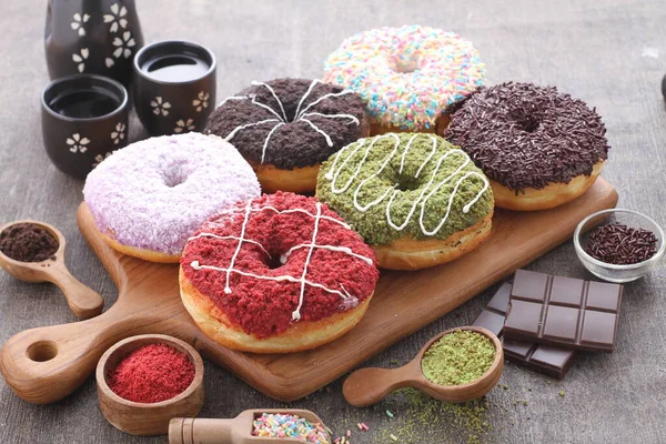 Surtido Sabrosas Rosquillas Sobre Fondo Madera — Foto de Stock