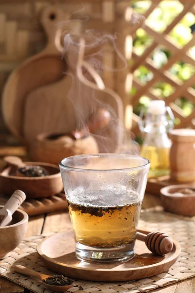 Tahta Masadaki Fincanda Sıcak Çay — Stok fotoğraf