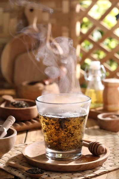 Ahşap Zemin Üzerinde Cam Çaydanlıkta Çay — Stok fotoğraf