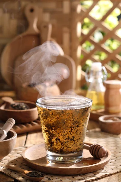 Čaj Skleněném Šálku Konvicí Stole — Stock fotografie