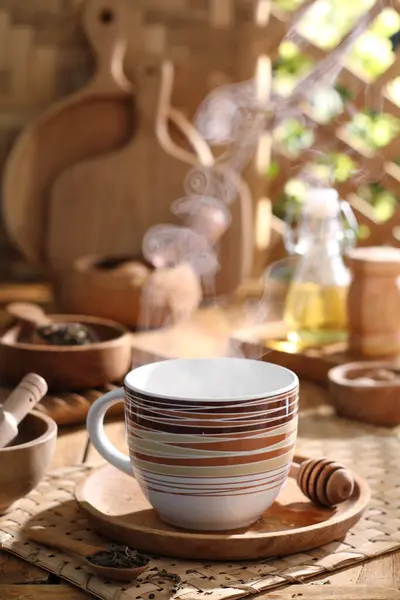 ホットコーヒー テーブルセットのカップ — ストック写真