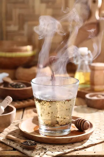 Gorąca Herbata Szklanym Kubku Drewnianym Stole Dymem — Zdjęcie stockowe