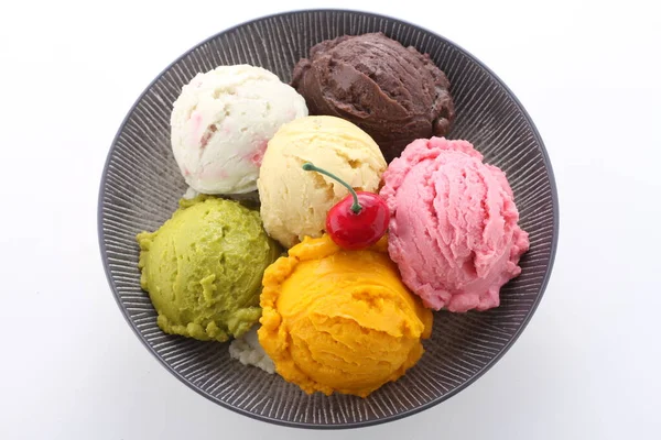 不同颜色的华夫饼碗里的冰淇淋 — 图库照片