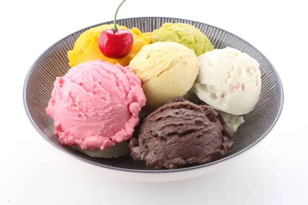 多彩的冰淇淋勺在碗里 — 图库照片