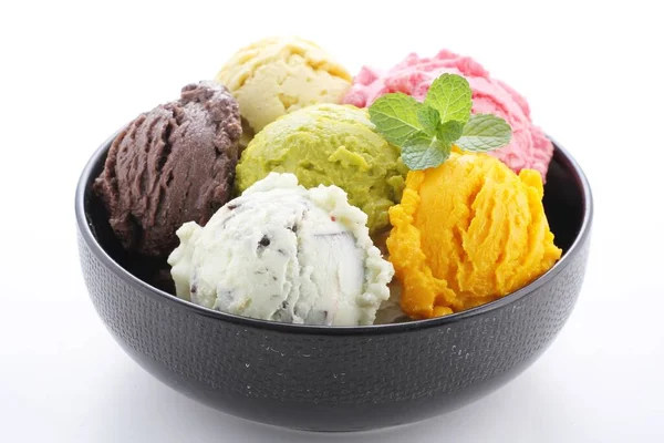 白色背景的华夫饼碗中的不同类型的甜冰淇淋 — 图库照片
