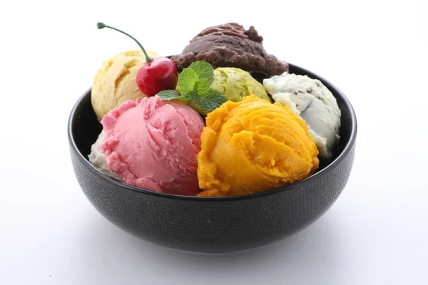 フルーツやベリーのアイスクリーム — ストック写真