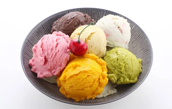 在一个碗里的各种冰淇淋勺 白色背景隔离 — 图库照片