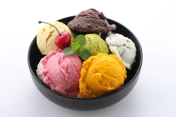 不同类型的冰淇淋在一个碗里 — 图库照片
