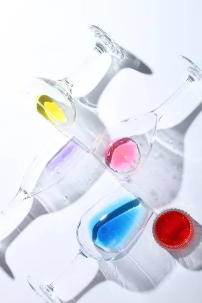Beyaz Üzerinde Renkli Sıvılar Bulunan Laboratuvar Bardakları — Stok fotoğraf