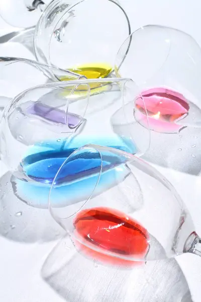 メガネの色のワインと水のスプラッシュ — ストック写真