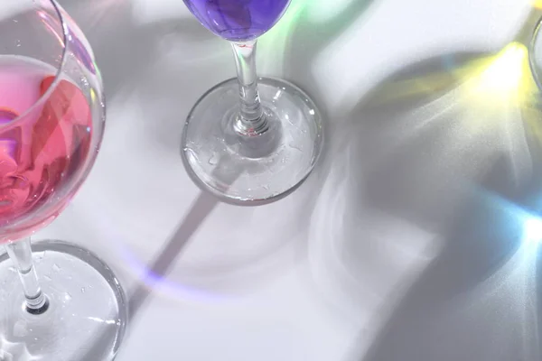 ワインとカラフルなワイングラス カラフルな背景 — ストック写真