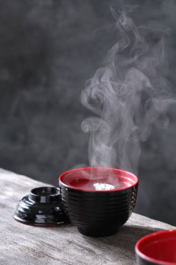 Dumanlı sıcak kırmızı çay