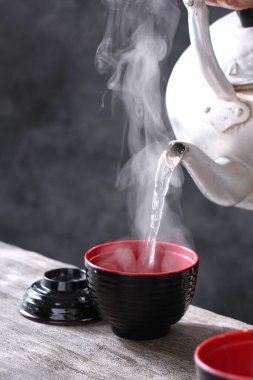 Çaydanlığa çay dolduruyorum.