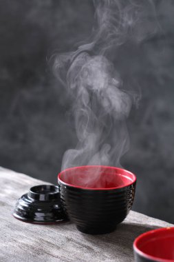 Siyah masada bir kase siyah çay.