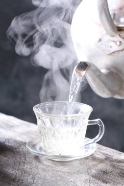 Buharlı bir fincan sıcak kahve.