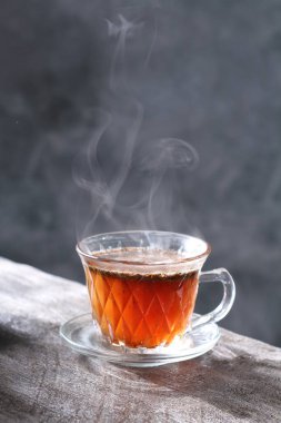 Masadaki fincanda sıcak çay.