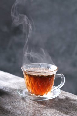 ahşap yüzey üzerinde siyah kahve.