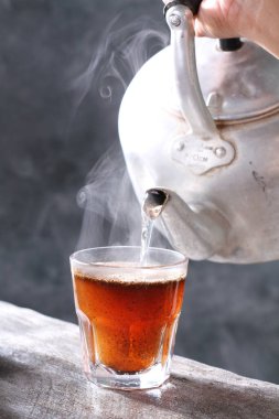 Siyah arka planda bir kupa kahve.