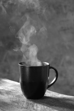 Tahta masada bir fincan kahve.