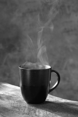 Kahve fincanı sıcak kahve ile