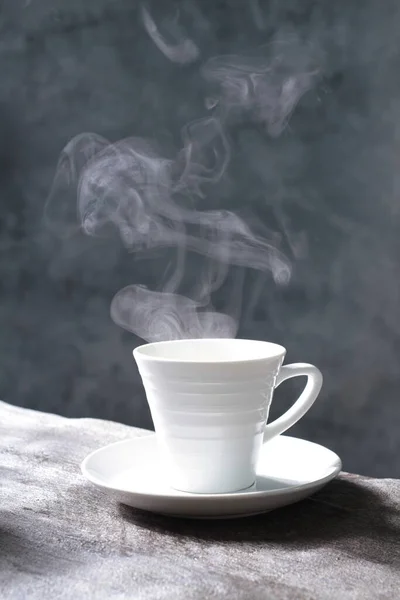 Siyah Arka Planda Bir Fincan Çay — Stok fotoğraf
