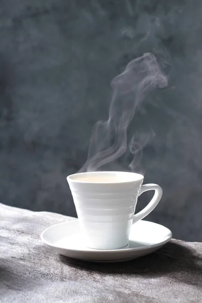 Beyaz Fonda Bir Fincan Sıcak Kahve Sabah Kahvesi Siyah Arka — Stok fotoğraf