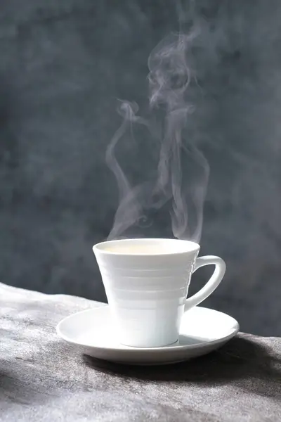 Masada Buhar Olan Sıcak Bir Fincan Kahve — Stok fotoğraf